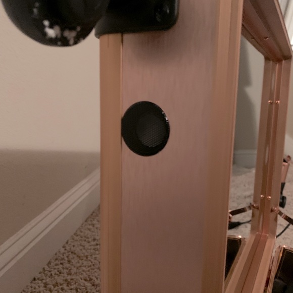 COPY - Large rolling makeup train studio. Has Bluetooth speakers dimmable light… - Picture 13 of 15